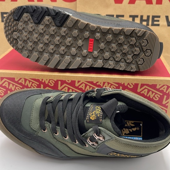 Vans WMNS Half Cab Gore-Tex Mte-3 Grape Leaf/Black
VN0009QWKEK
Boots Sneakers - Picture 4 of 16